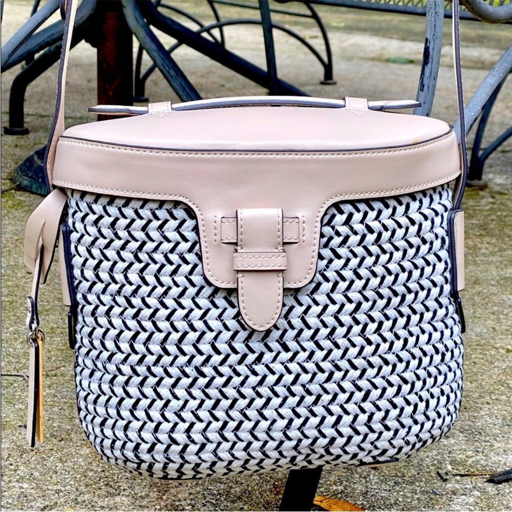 VINCE CAMUTO WOVEN Crossbody bucket black cream Bag purse with Strap Dust bag